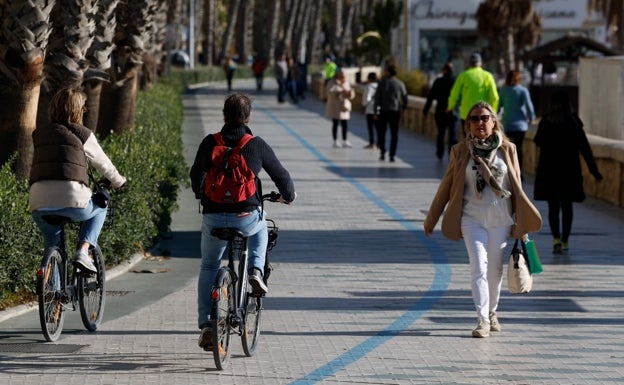 La Junta descarta el carril bici hasta los Baños del Carmen ante el reparo de Costas a comerle terreno a la playa