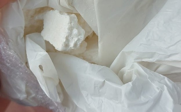 A prisión una pareja de traficantes a la que pillaron tirando cocaína por la ventana en Málaga