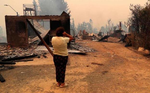 Al menos siete muertos por una ola de casi 200 incendios forestales en el sur de Chile