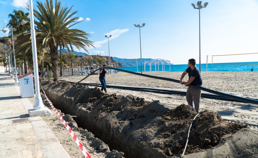 Renuevan la red de abastecimiento en la playa nerjeña de Burriana para acabar con los problemas de falta de caudal