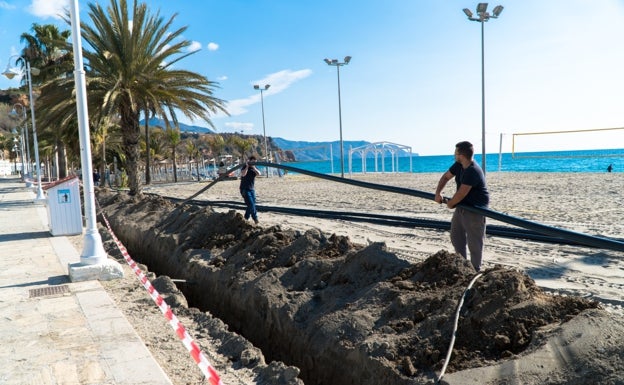 Renuevan la red de abastecimiento en la playa nerjeña de Burriana para acabar con los problemas de falta de caudal