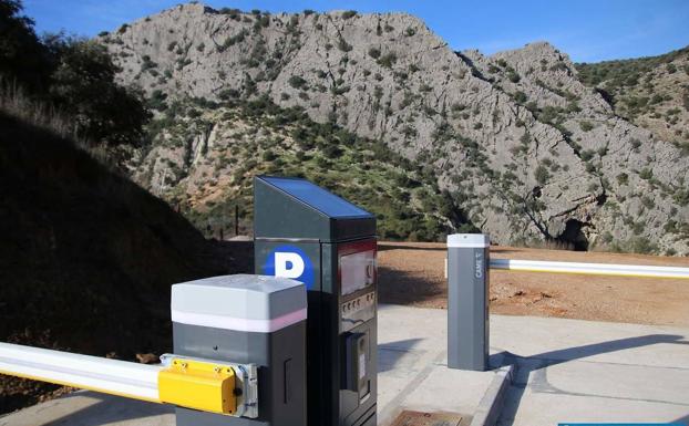 Benaoján habilita un aparcamiento en el acceso al paraje de la Cueva del Gato