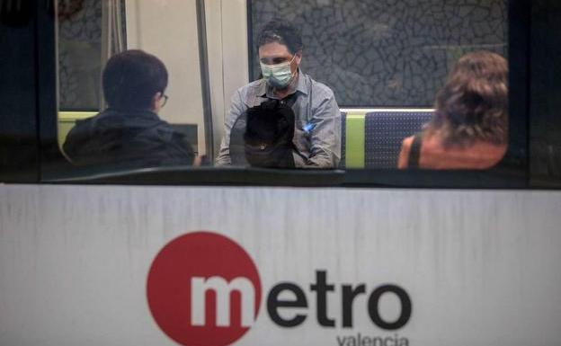 España abraza la normalidad con el adiós de la mascarilla en el transporte público
