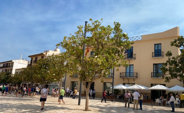 El PP denuncia que el impago de facturas provoca un corte de luz en el Ayuntamiento de Vélez-Málaga