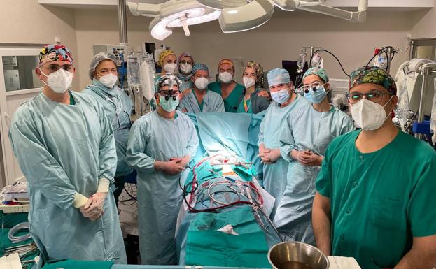 Profesionales del Hospital Regional de Málaga realizan la cirugía extracorpórea número 10.000