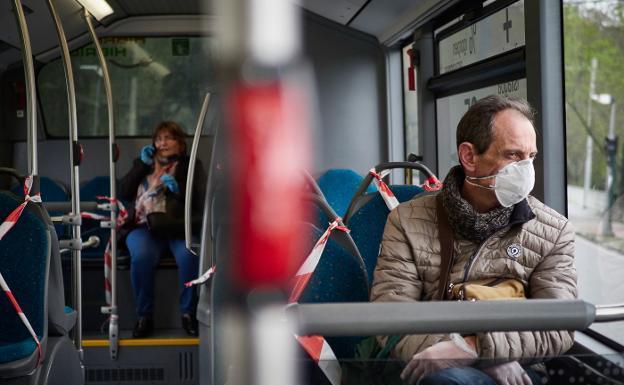 La Junta afea no haber esperado «un mes más» para eliminar la mascarilla en los transportes