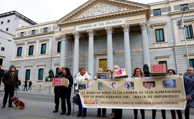 Entregan más de 80.000 firmas en el Congreso para el desbloqueo de la 'ley de bebés robados'