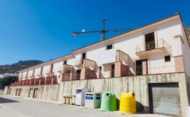 El Ayuntamiento de Benaoján urbaniza zonas comunes de las viviendas inacabadas que compró