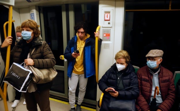 La mascarilla, muy presente en el transporte público aunque ya no sea obligatoria