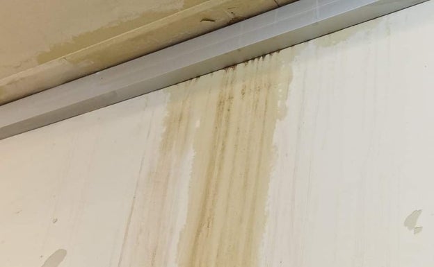 Desalojan a niños de Infantil del colegio Moreno Villa de Málaga por las goteras en el aula