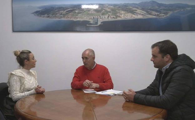 El Ayuntamiento de Manilva recibe una propuesta para ofrecer servicios financieros al sector primario