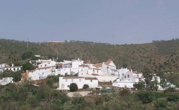 La iglesia de Daimalos en Arenas suma ocho meses cerrada por el mal estado de la cubierta