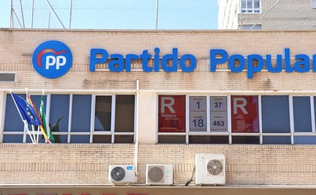 El PP de Málaga coloca en la fachada de su sede un contador de beneficiados por la ley del 'sólo sí es sí'