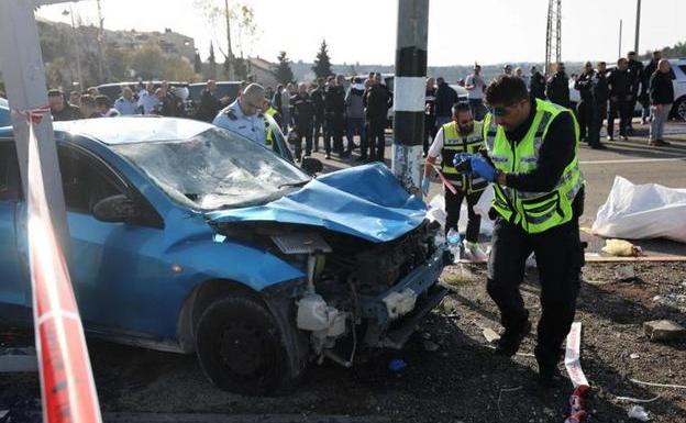 Un palestino mata a dos israelíes, entre ellos un niño, al embestir con su coche una parada de autobús