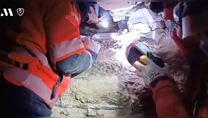 Bomberos de Málaga rescatan tras diez horas a un niño atrapado por el terremoto de Turquía