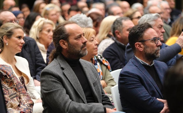 Juan Cassá se deja ver en primera fila en el mitin del PP de Málaga