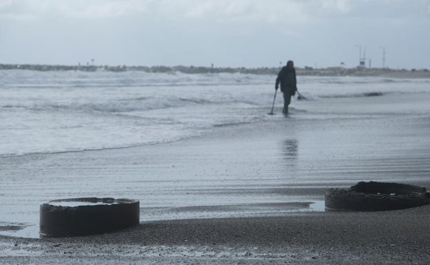 El temporal aflora antiguos restos de construcciones en la playa de La Misericordia