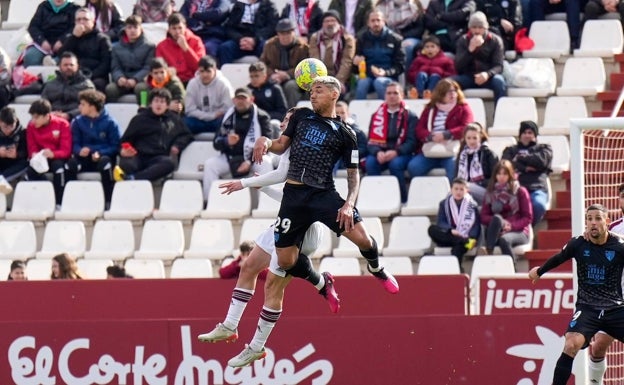 La victoria del Racing deja al Málaga en situación crítica: a ocho puntos de la permanencia