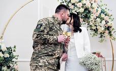 La boda de Volodymir y Alyona un día antes de volver al frente