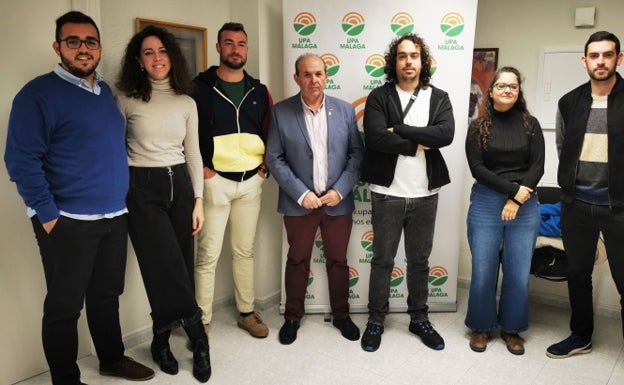 Tres jóvenes agricultores aprenden técnicas sostenibles en la Axarquía