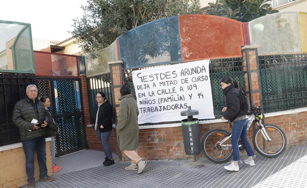 El cierre de una guardería en la barriada de La Paz deja a 109 niños y a 14 trabajadoras en la calle