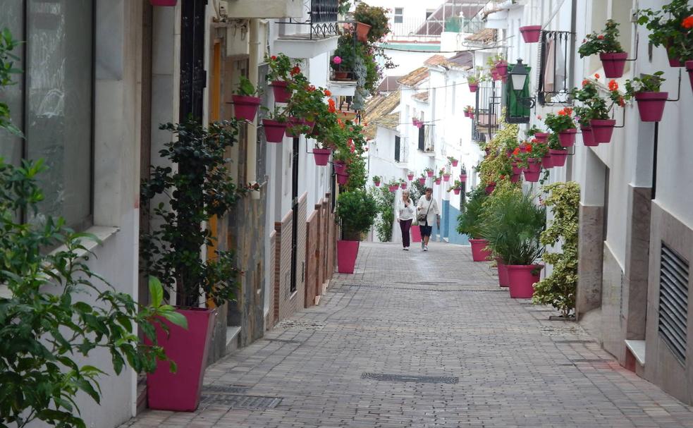 Una fiesta alegre y colorida en Estepona, el Jardín de la Costa del Sol