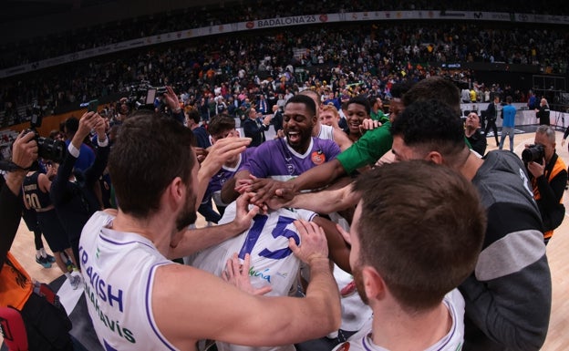 La felicitación de Juanma Moreno al Unicaja por el triunfo ante el Barcelona