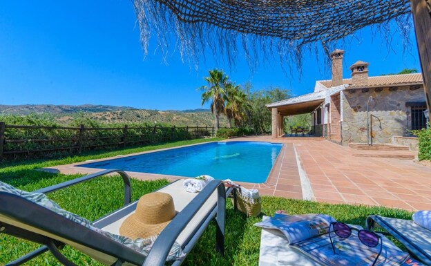 Más de la mitad de las casas rurales del interior de Málaga están reservadas ya para el verano