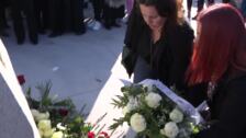 Marín rinde homenaje entre flores y lágrimas a los fallecidos en el 'Villa de Pitanxo'