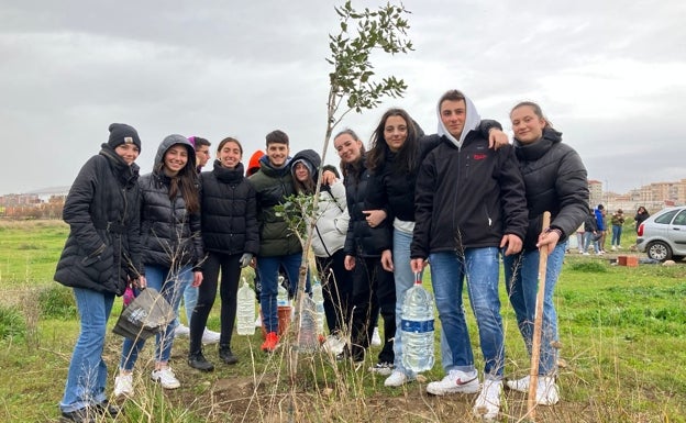 Alumnos de cuatro países europeos plantan árboles para reclamar un bosque en los antiguos terrenos de Repsol