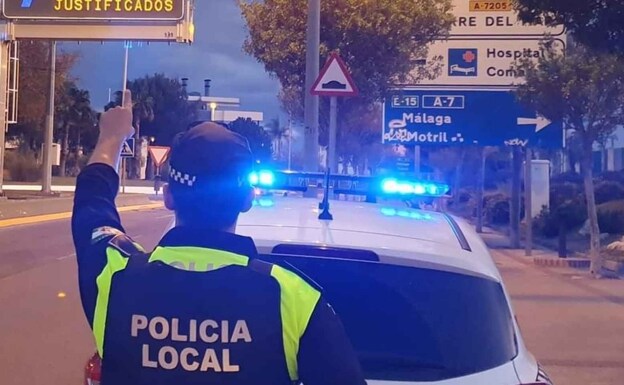 Provoca un accidente y en su huida arrolla a dos coches y agrede a tres policías en Vélez-Málaga