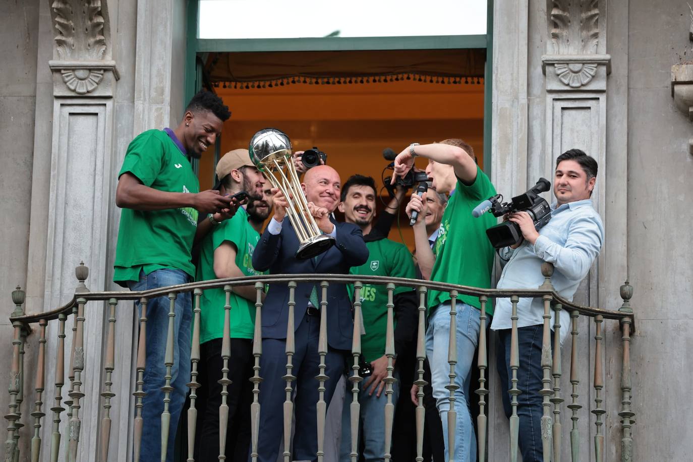 El Unicaja celebra el título de Copa del Rey por las calles de Málaga