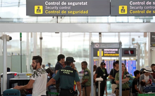 Aena pone fecha a dejar de mostrar los líquidos y dispositivos electrónicos en los controles de seguridad de los aeropuertos