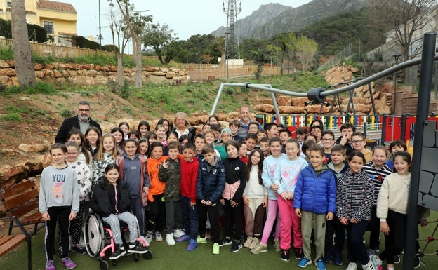 Alumnos del colegio Xarblanca visitan con la alcaldesa el nuevo parque del Trapiche Norte en Marbella