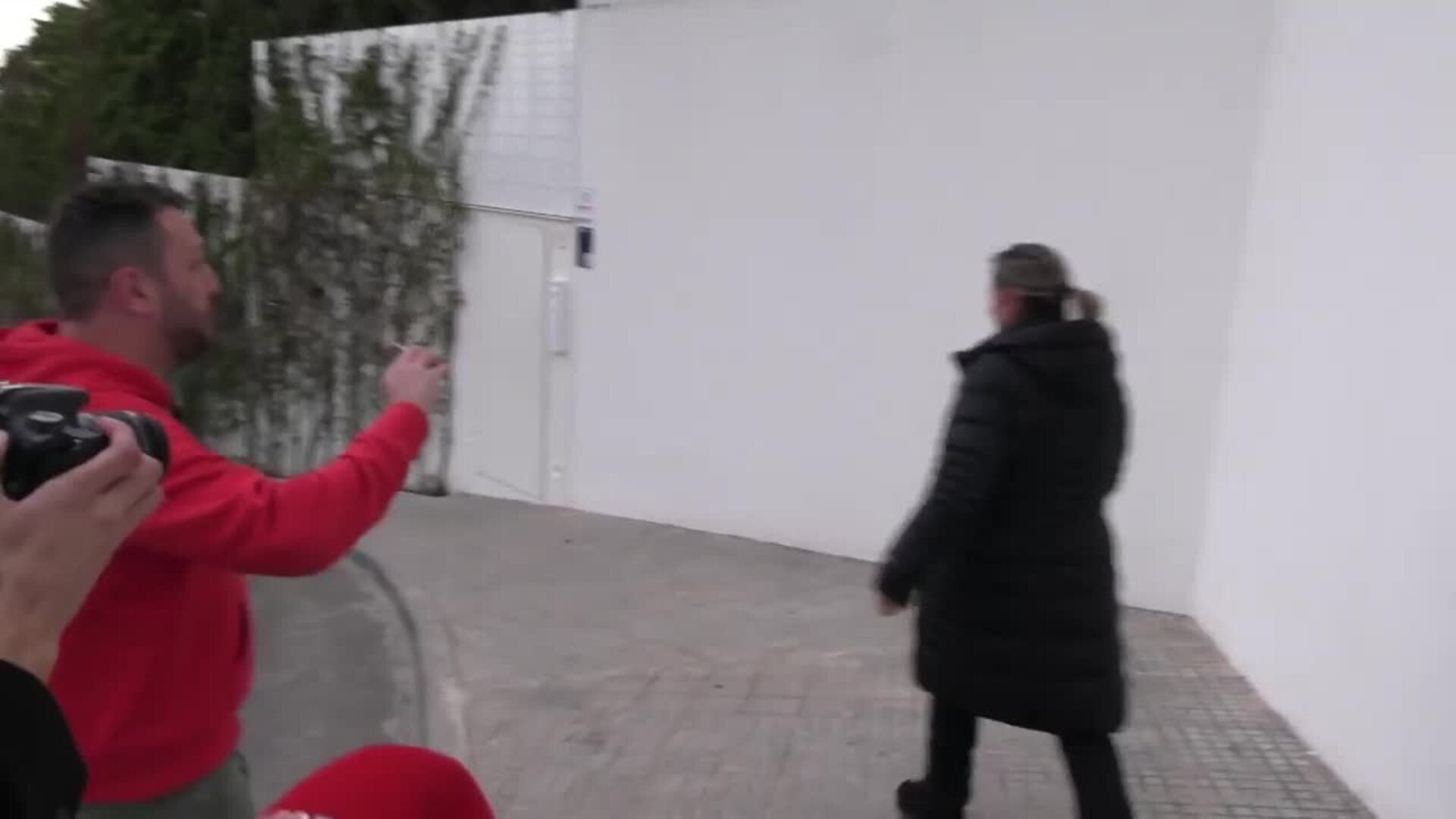 Shakira se resguarda de las malas energías con sus primas y su bruja en la terraza