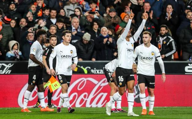 Un autogol de Zubeldia da la victoria al Valencia 107 días después