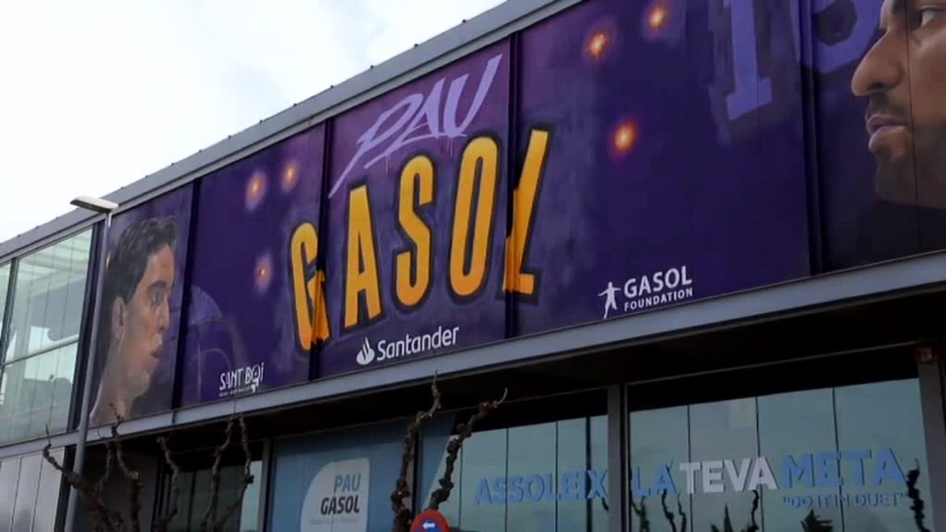 Mural gigante en honor a Pau Gasol en Sant Boi