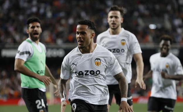 Kluivert saca al Valencia del descenso