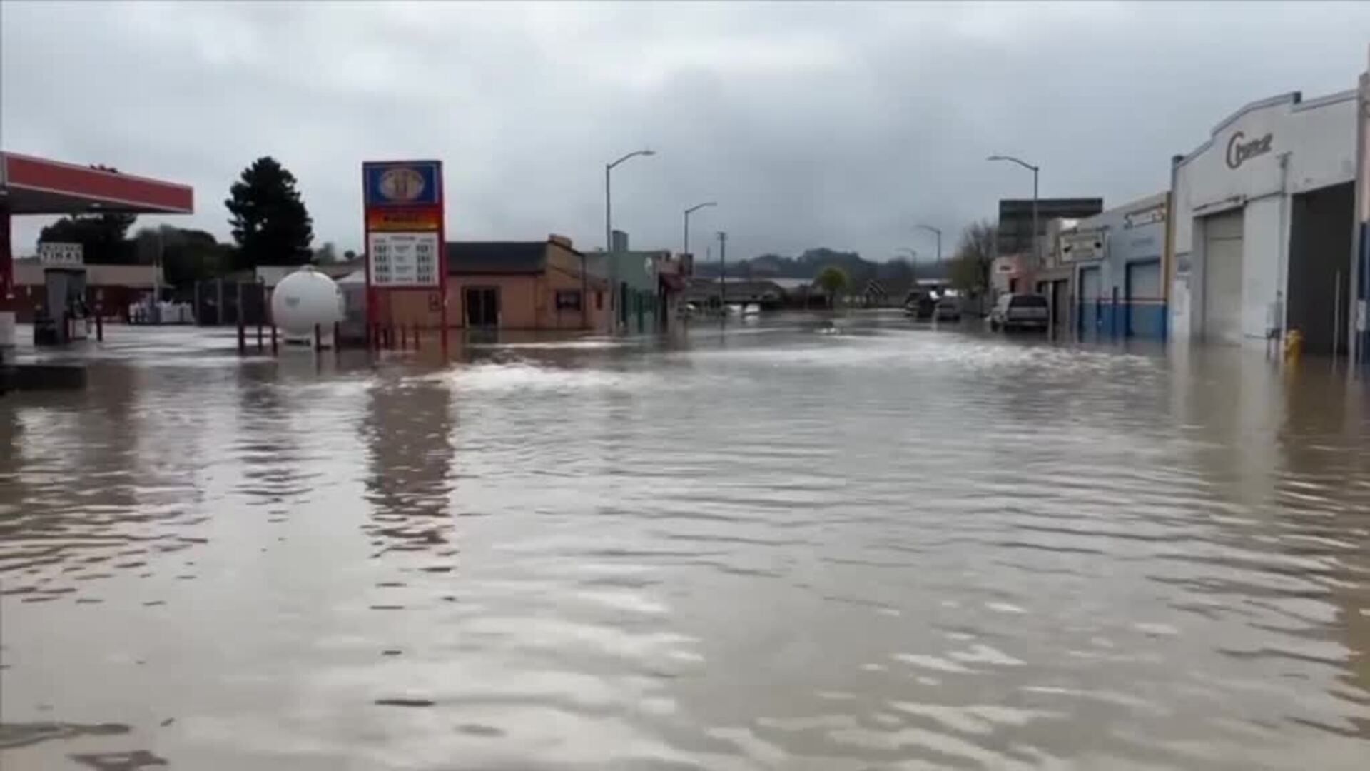 Evacuadas miles de personas en California tras reventar el dique de un río a causa de un temporal de lluvia