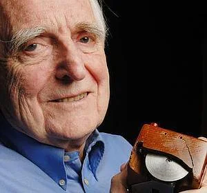 Fallece Douglas Engelbart, inventor del ratón
