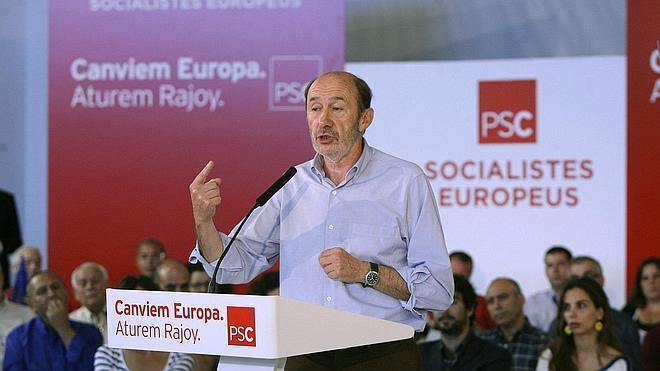 Rubalcaba reclama el apoyo del socialismo catalán para derrotar a la derecha