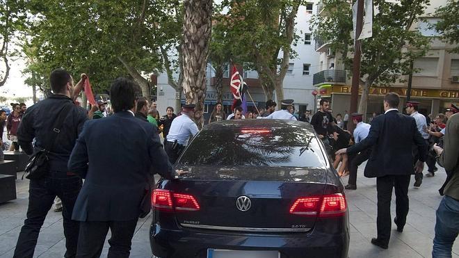 Manifestantes atacan el coche de Montoro tras un mitin en Barcelona