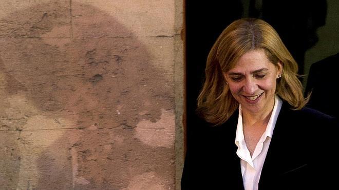 La abdicación se produce días antes de que el juez anuncie que sienta a la infanta en el banquillo