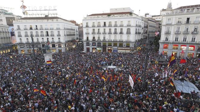 Miles de personas reclaman la III República al grito de «Referéndum, referéndum»