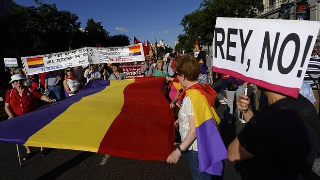 Varios miles de personas se manifiestan para reclamar un referéndum entre Monarquía y República