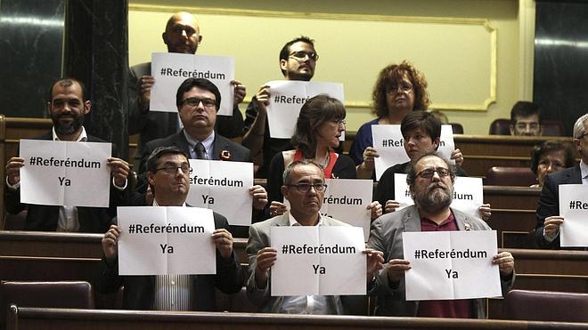 IU pide con pancartas un «referéndum ya»