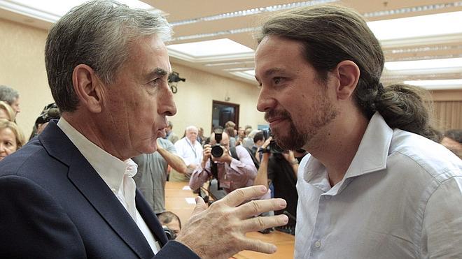 Pablo Iglesias promete acatar la Constitución «hasta que los españoles la cambien»