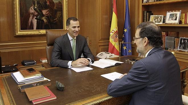 Felipe VI mantiene su primer despacho con Rajoy