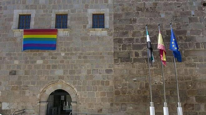 La bandera gay ondea en la fachada de la Junta de Extremadura