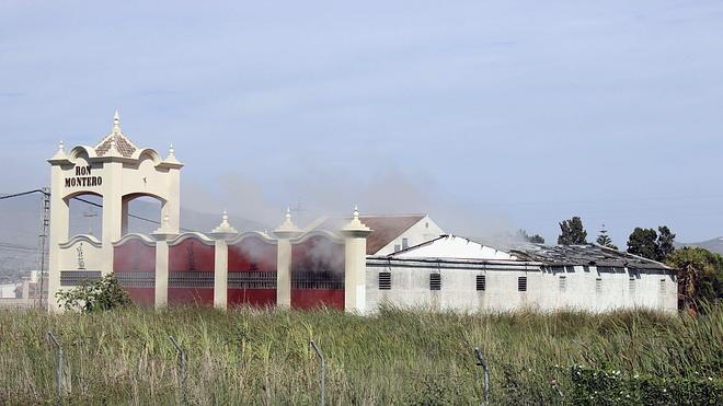 Muere uno de los heridos en la explosión de la fábrica de ron de Motril